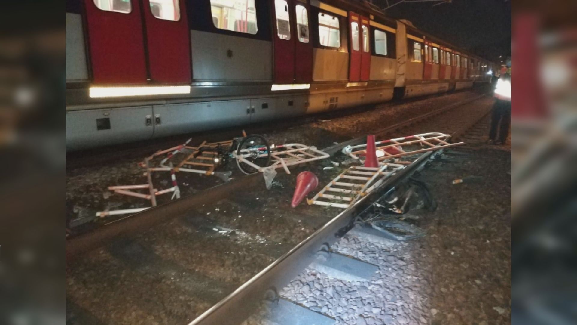 凌晨有雜物堵塞東鐵綫近康樂園路軌