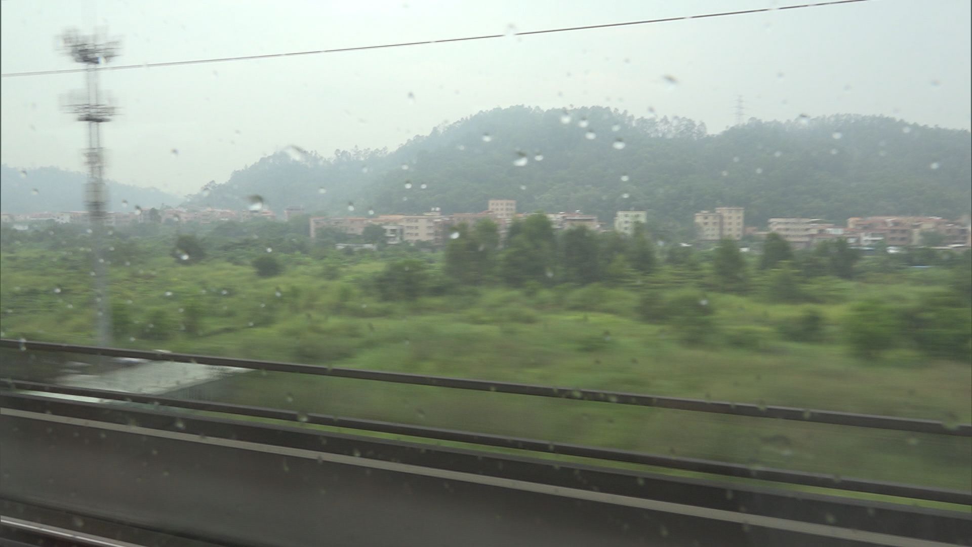 高鐵列車按內地要求減慢大雨下行車速度