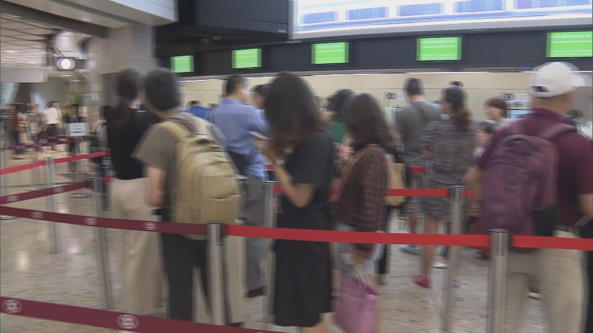 西九站內地段售票櫃位繼續排長龍