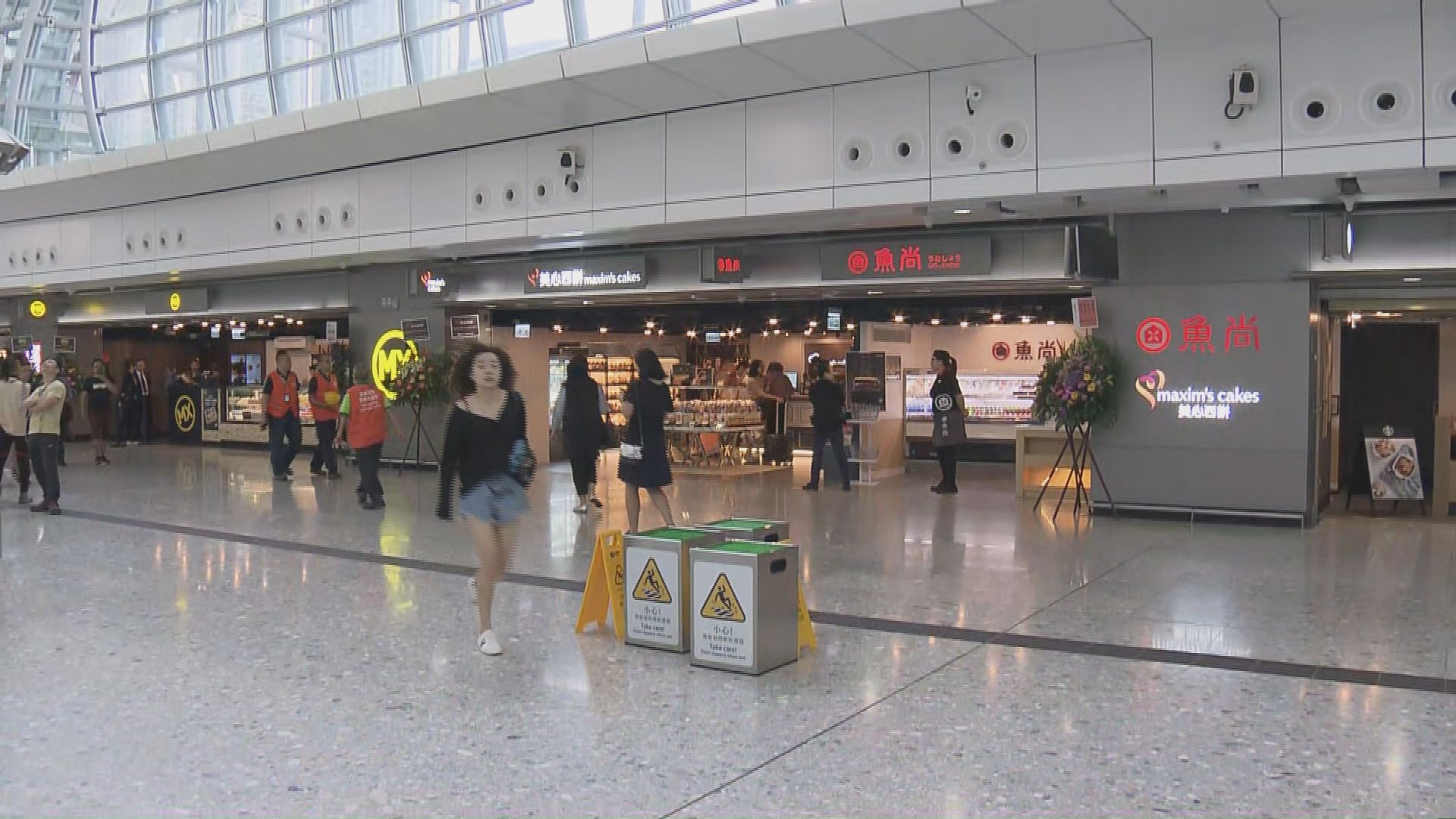 高鐵票務大堂天幕在黃色暴雨期間滲水