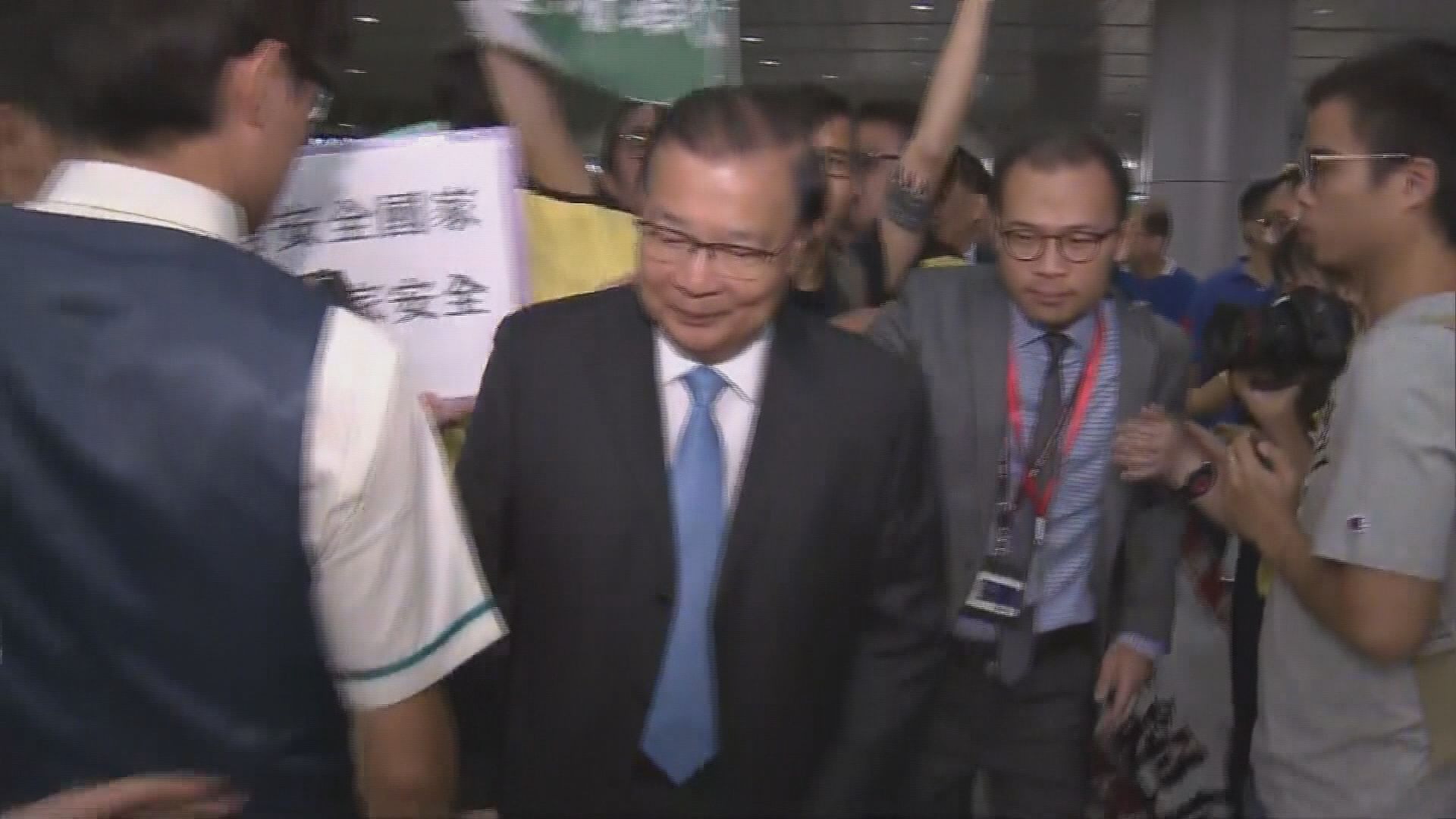 譚耀宗出席高鐵開通儀式時被示威者包圍