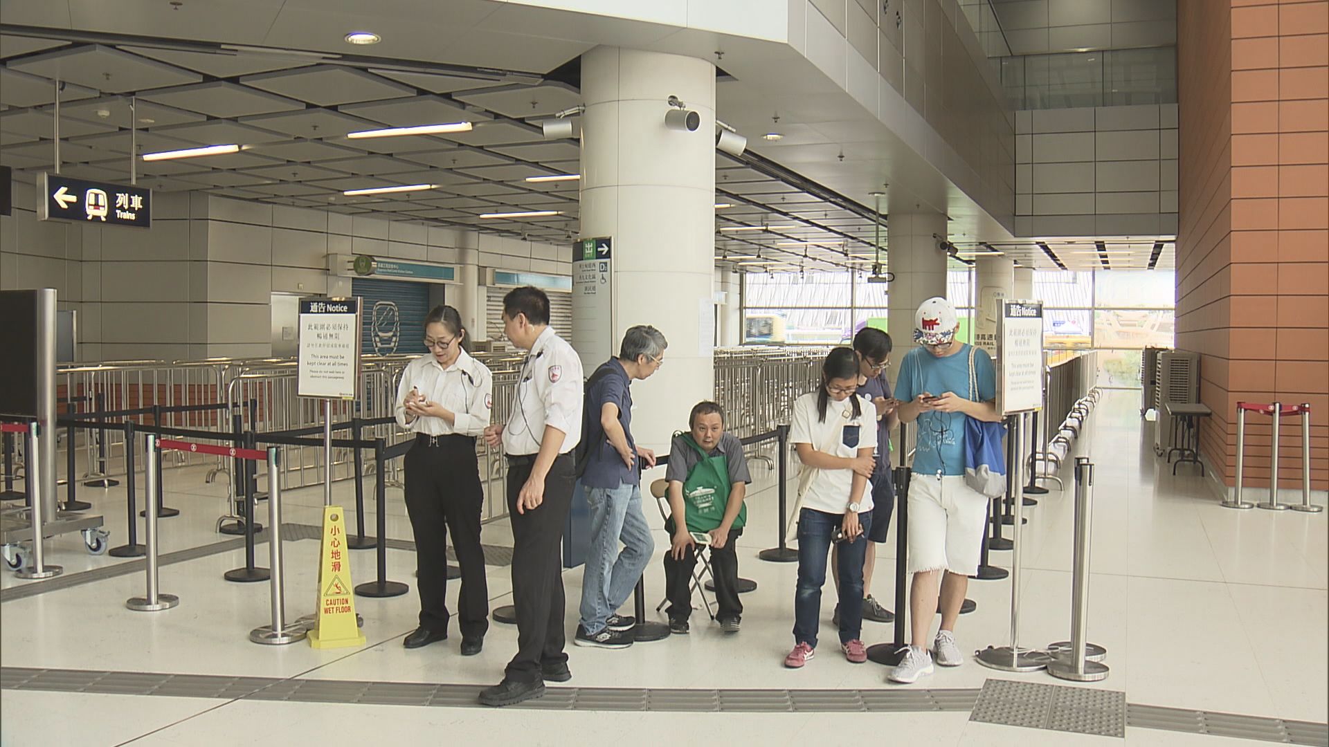 有市民排隊輪候購買高鐵香港段車票