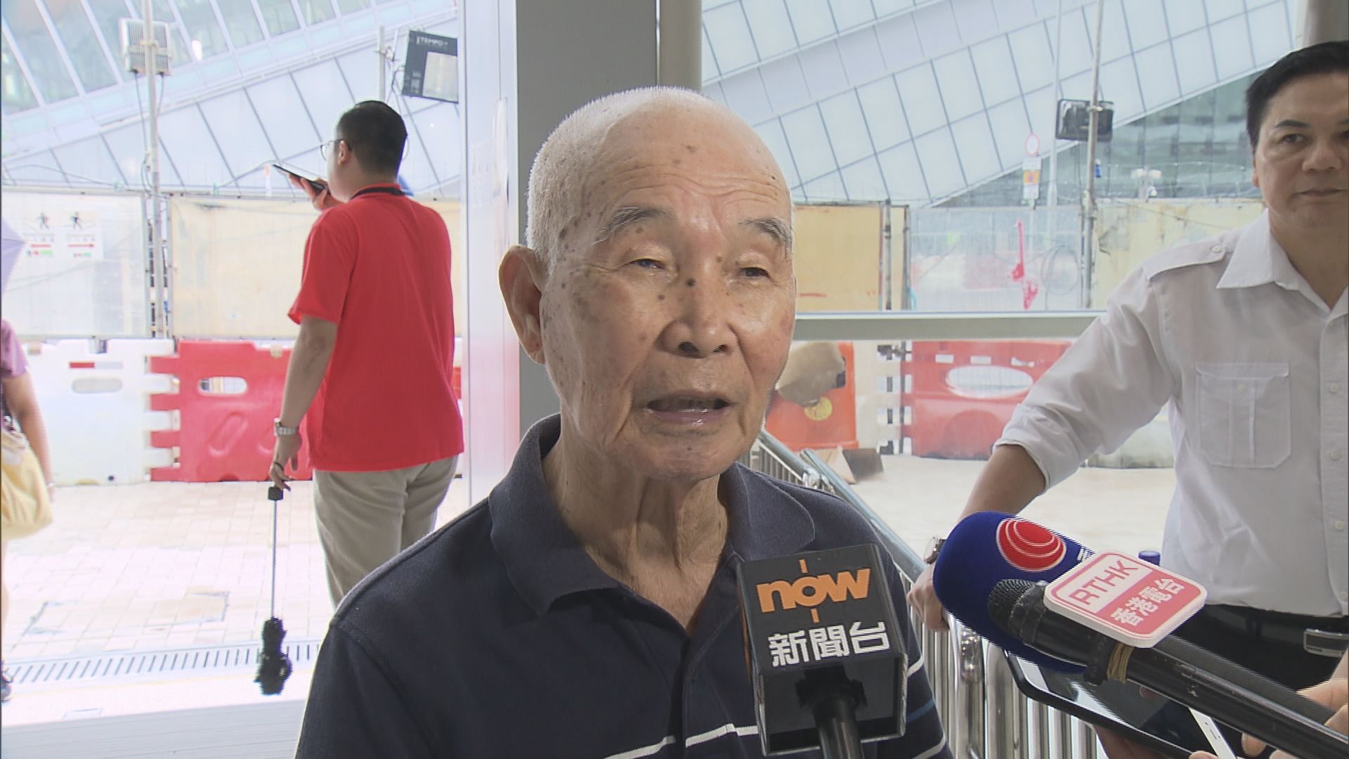 高鐵車票需通宵排隊購買　有巿民稱暫不購票