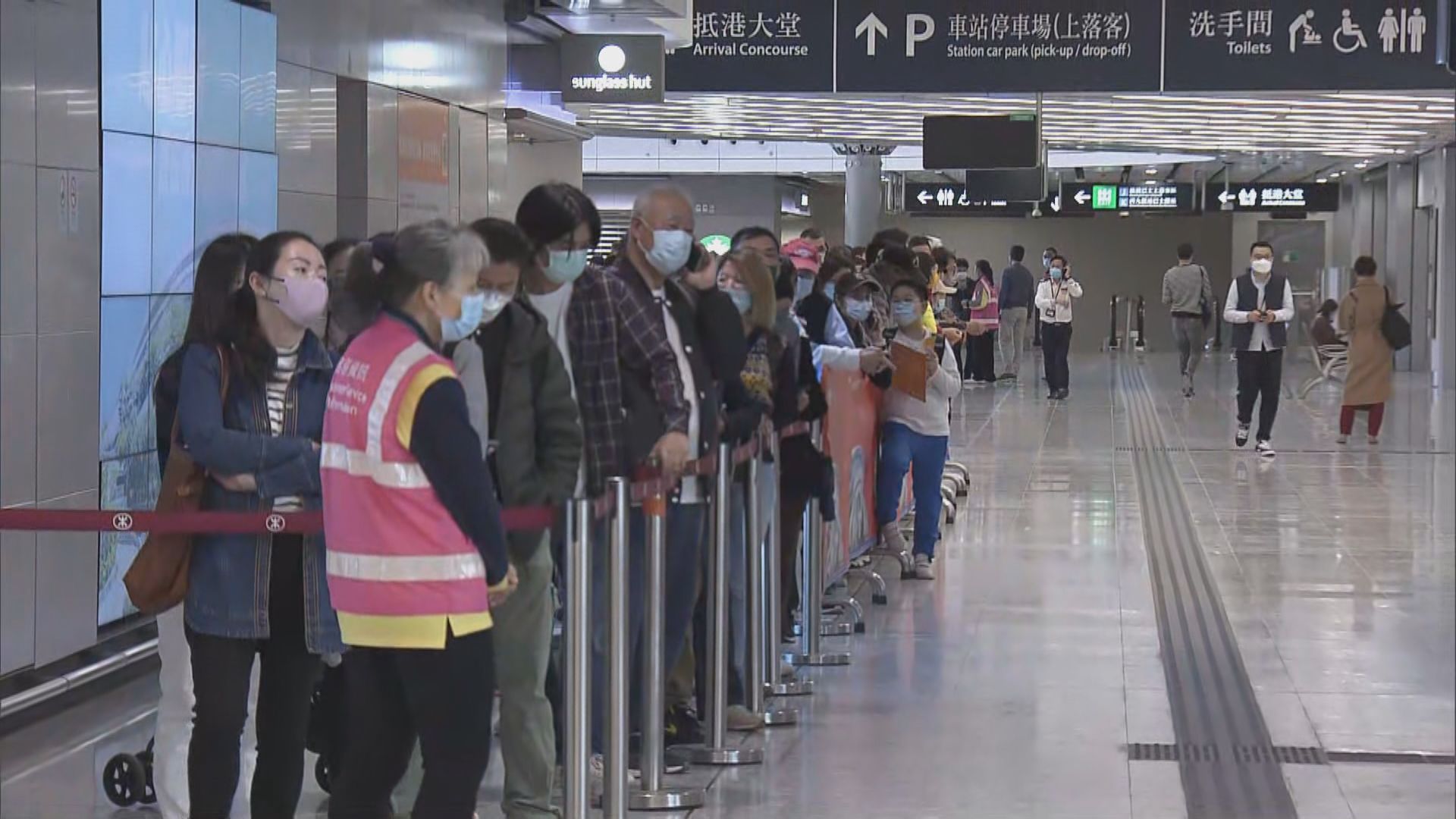 香港西九龍站下午開售高鐵車票　有過百名市民排隊