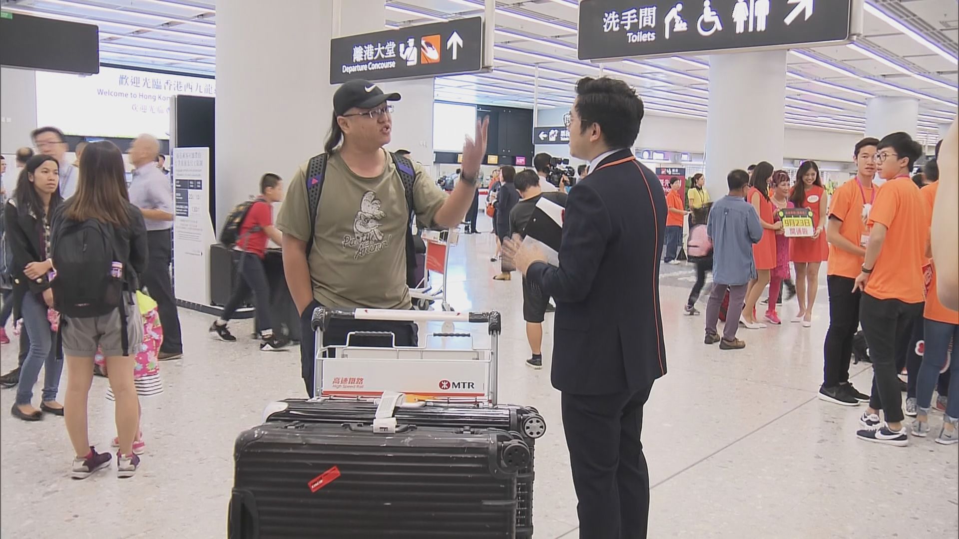 高鐵香港段正式營運　有乘客行李過大未能入閘