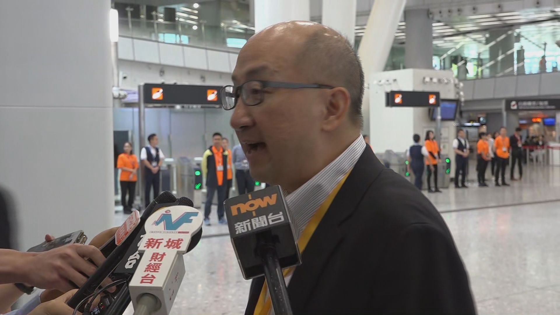 譚志源：乘高鐵赴北京出席兩會會議