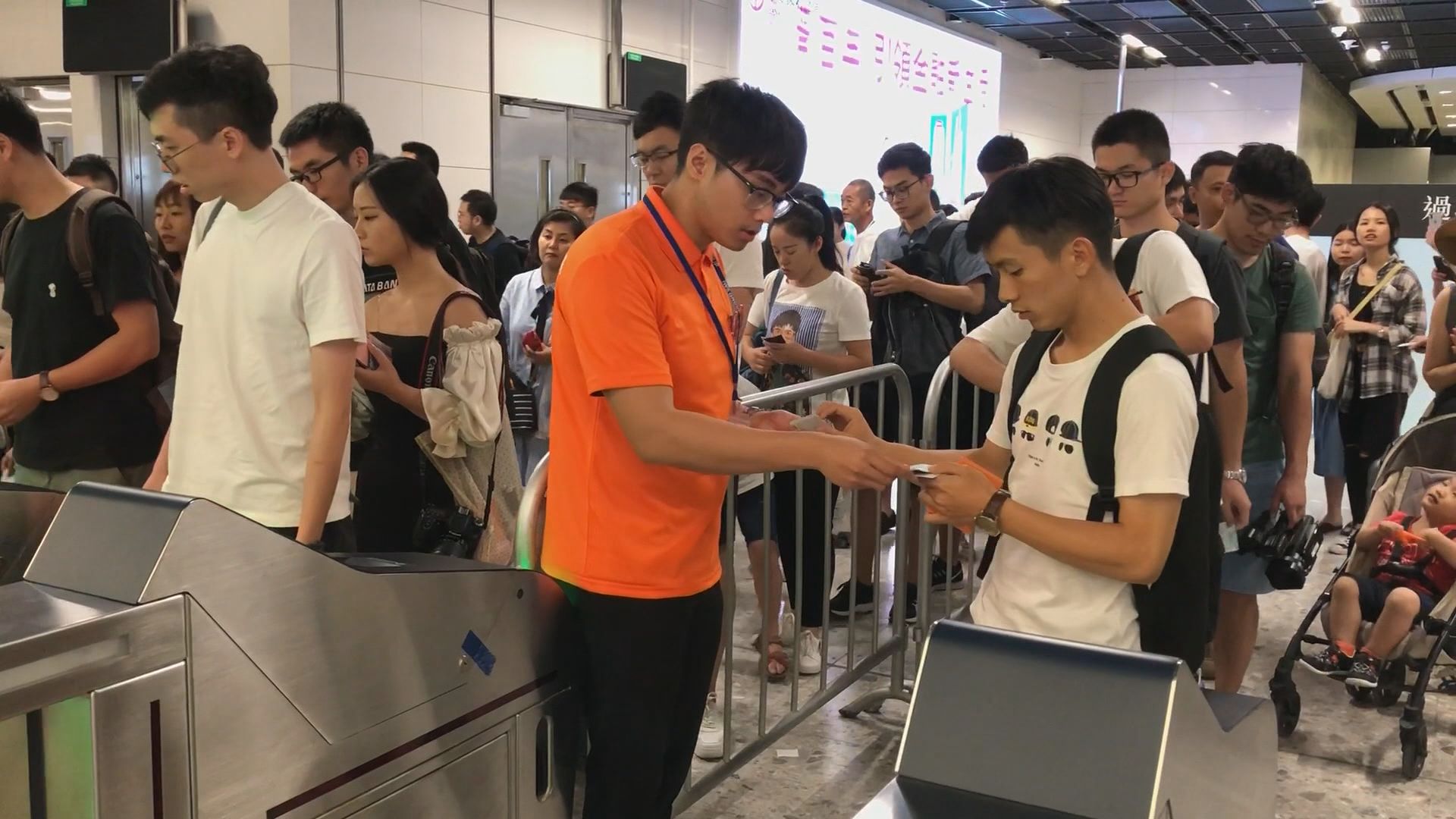 部分高鐵乘客持票不能出閘需人手驗票