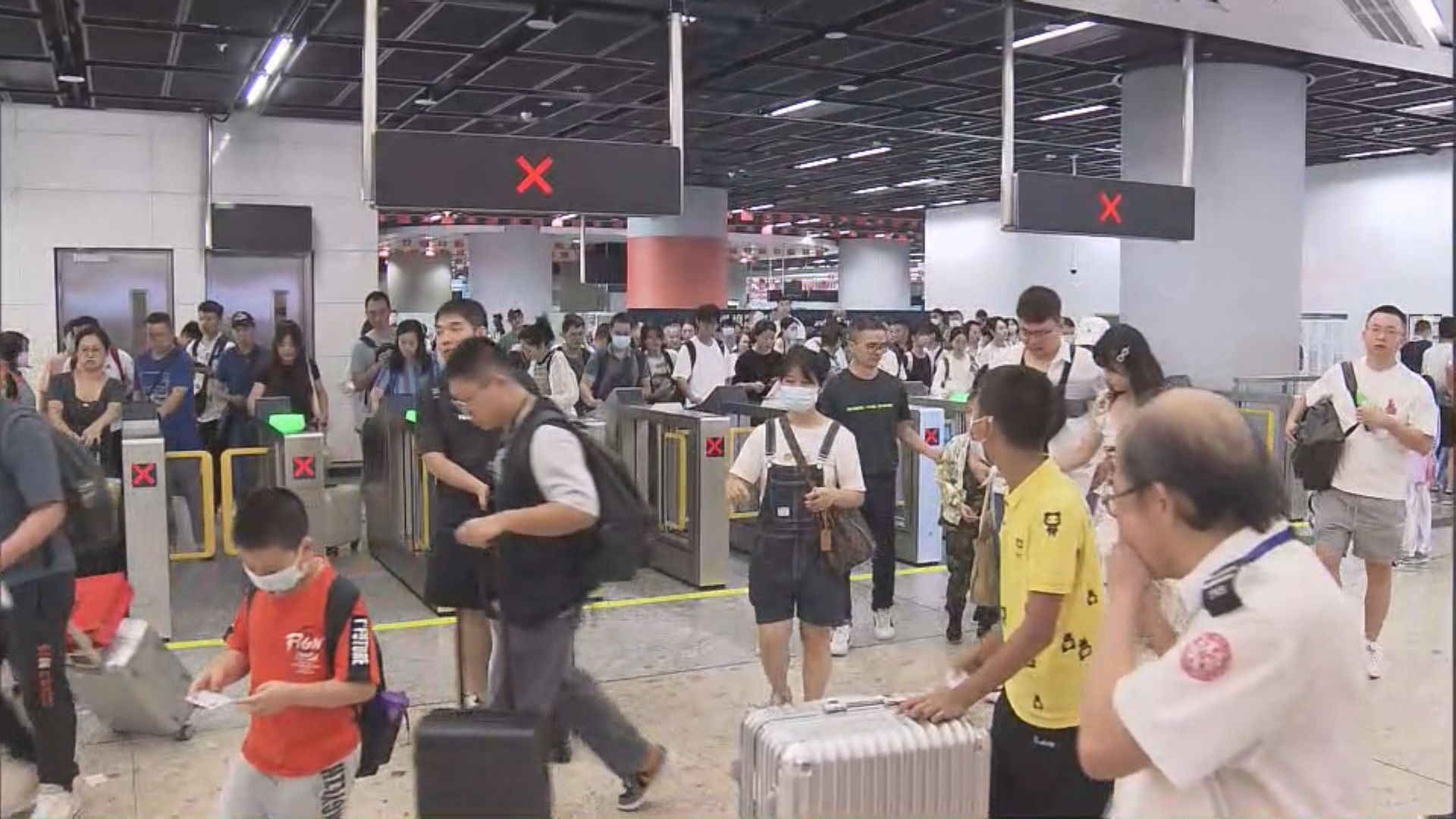 內地長假期展開 不少深圳居民即日來回香港觀光購物