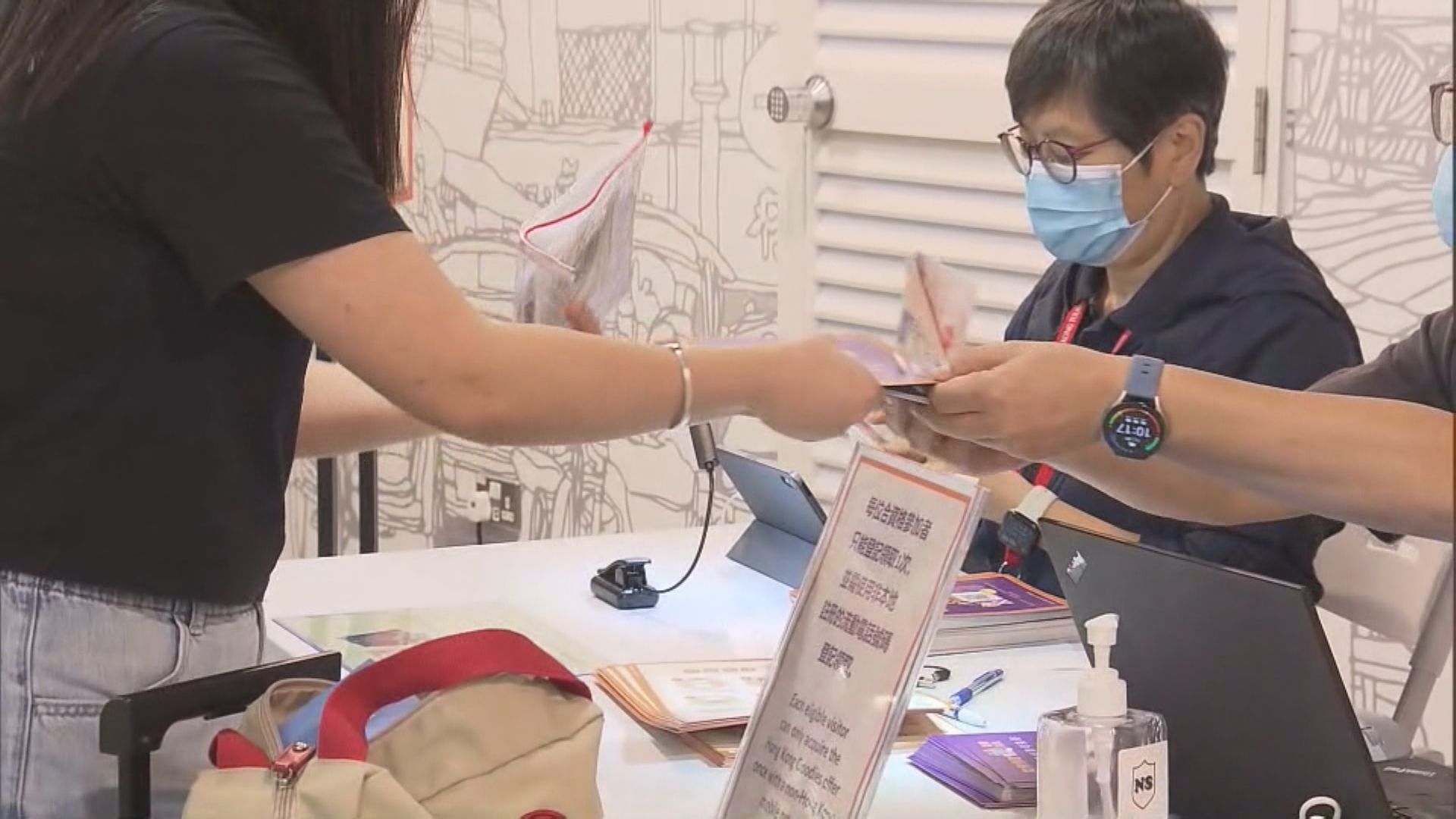 內地長假期展開 不少深圳居民即日來回香港觀光購物