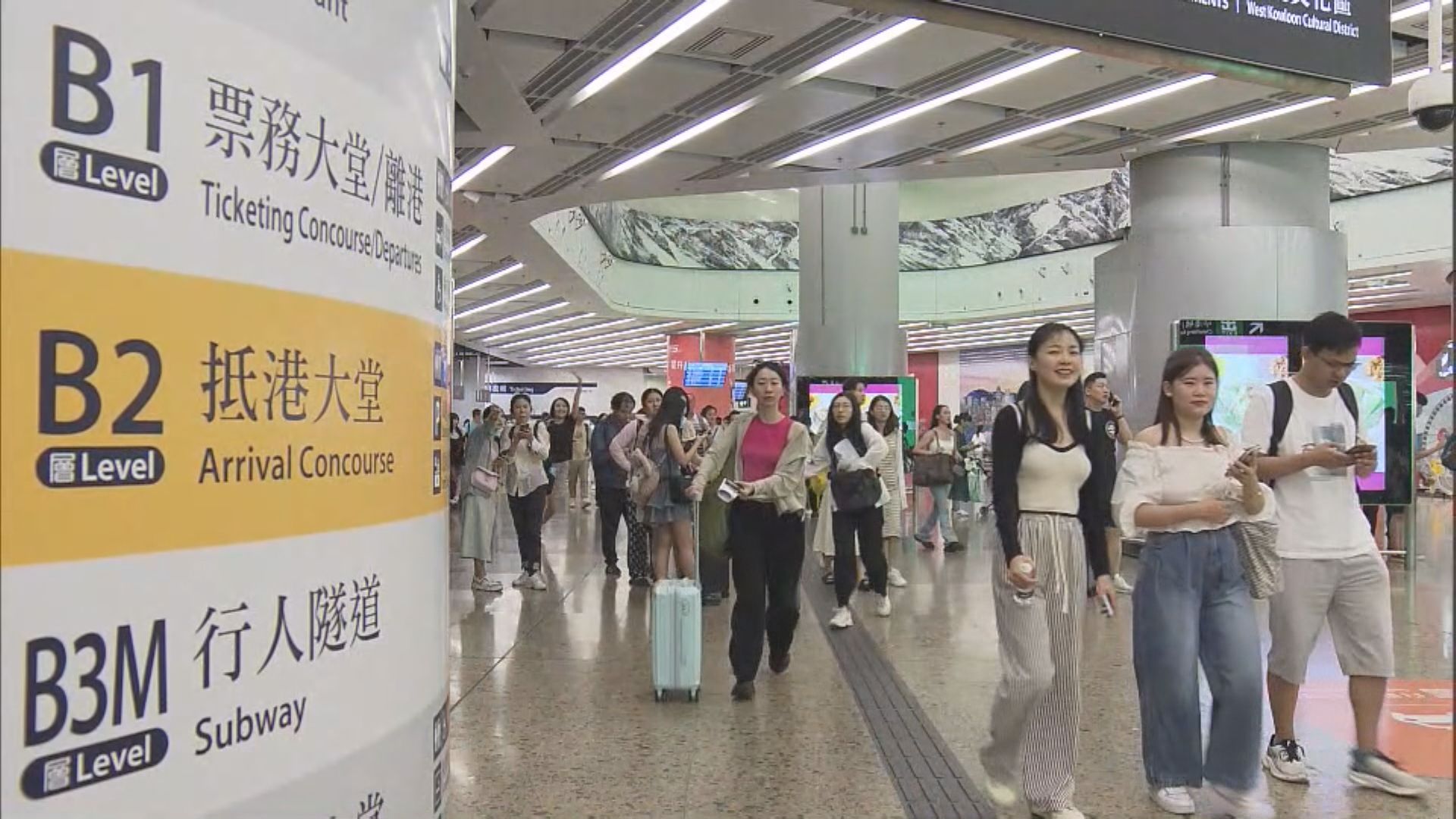 內地長假展開 旅客「遊港攻略」購物及看三星堆展覽