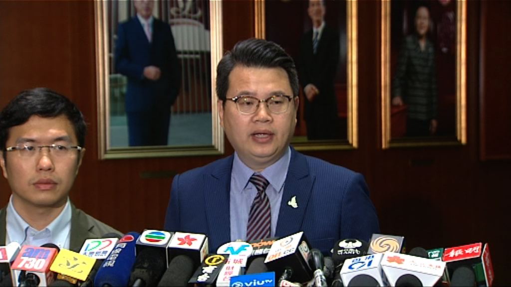 被逐議員嘗試進入會議廳被拒