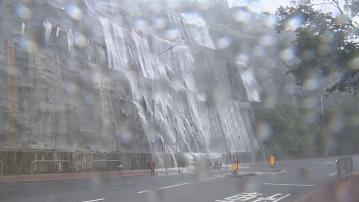 黑雨生效近兩小時　耀興道斜坡現「瀑布」　石澳道如澤國車輛「死火」