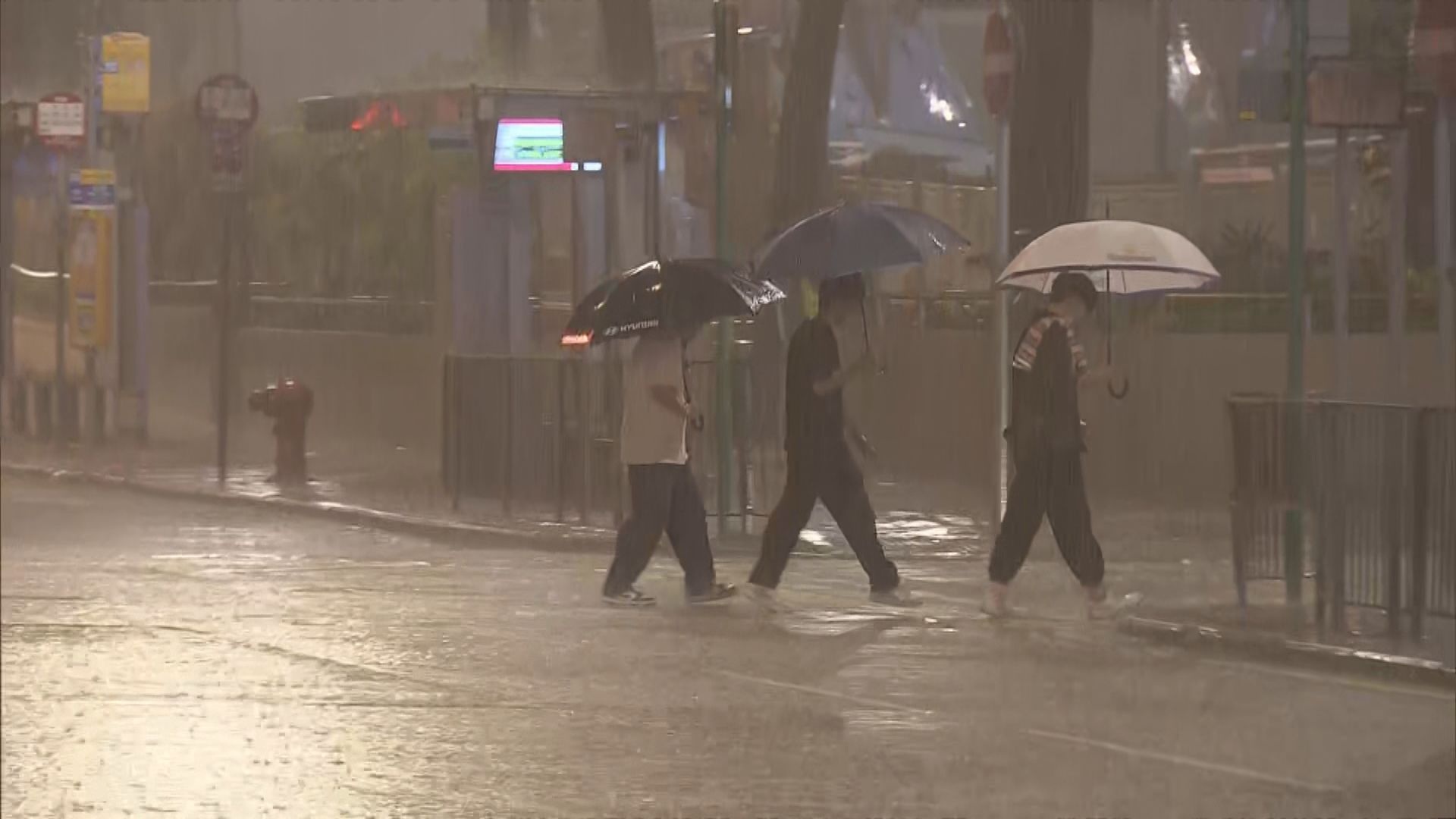 天文台改發紅色暴雨警告信號 上午校及全日制學校停課