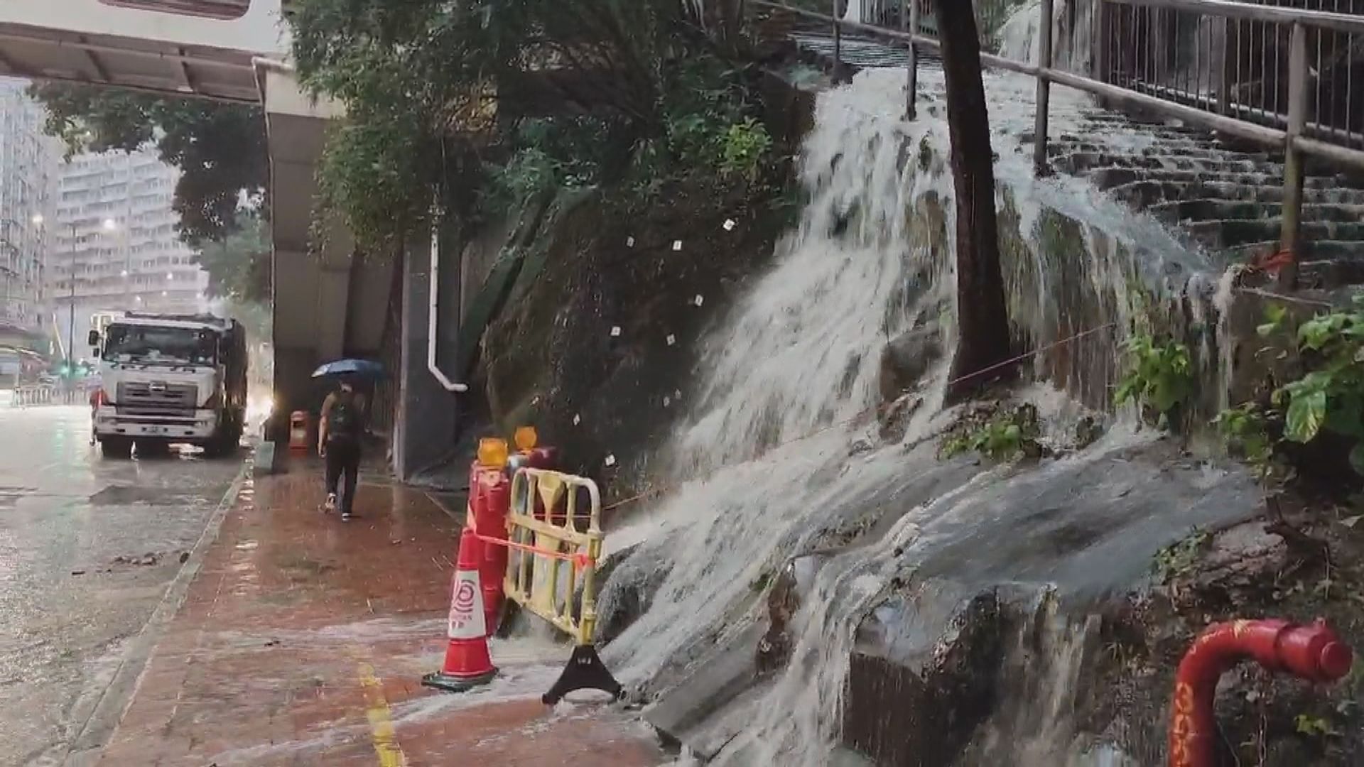 多區水浸 港島及九龍部分地區錄得超過100毫米雨量