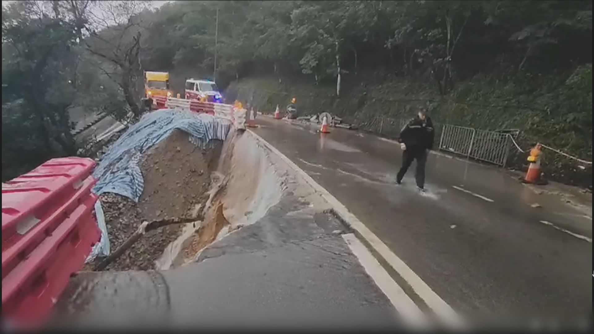 石澳道封閉後中午重開 小巴乘客中途步行100米經路陷位再上車