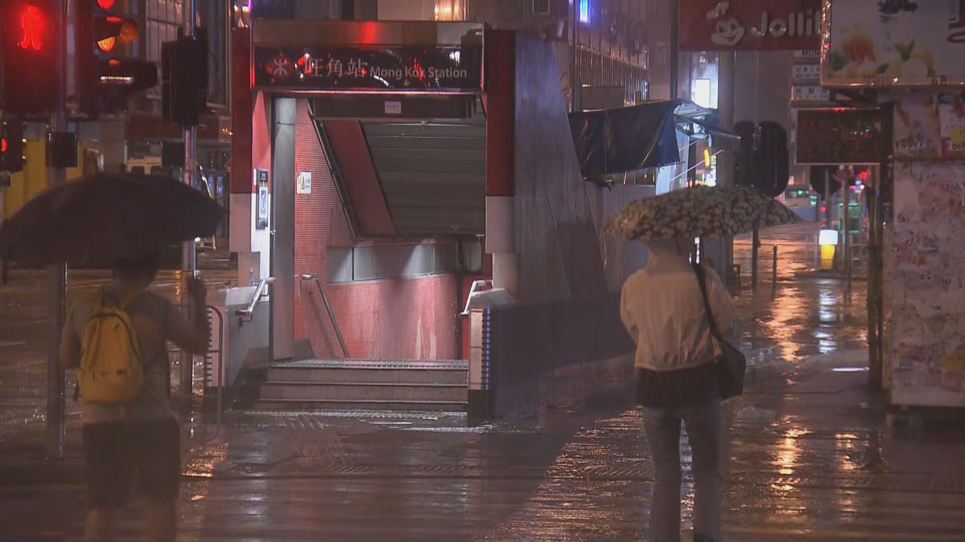 天文台於凌晨發出本港今年首個紅色暴雨警告信號