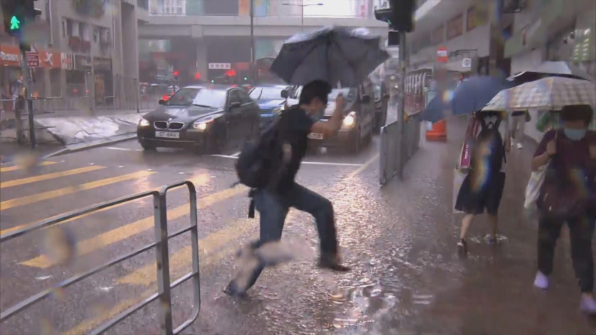 紅色暴雨警告一度生效　西九龍有馬路輕微水浸