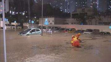 天文台先後兩度發出黑色暴雨警告信號　將軍澳敬賢里嚴重水浸