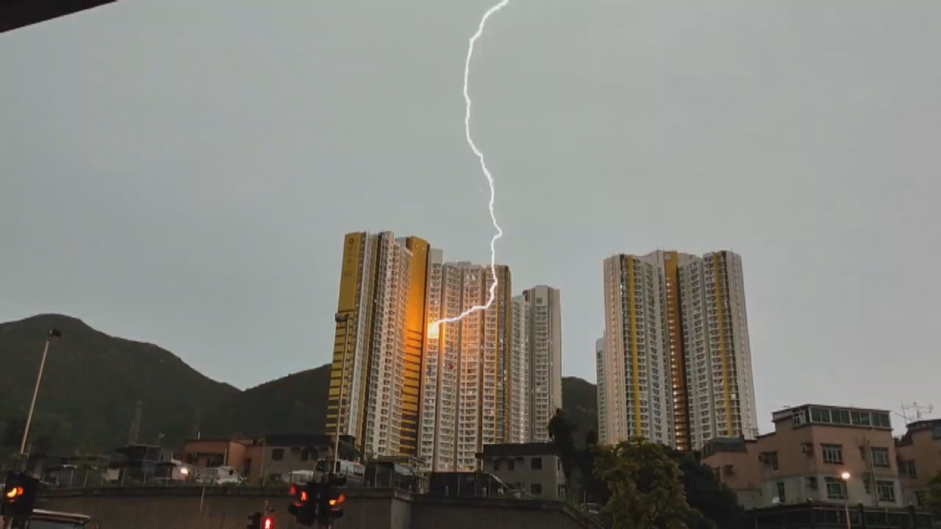 屯門和田邨有單位被雷劈中