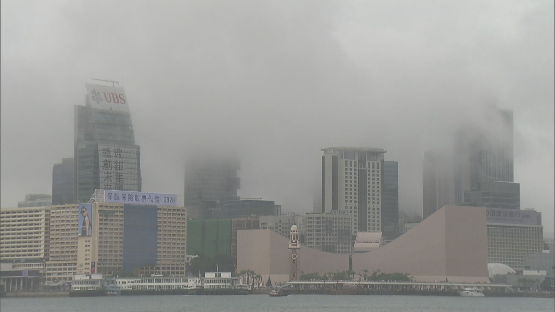 天氣｜天文台發出黃色暴雨警告信號　維港兩岸天色昏暗