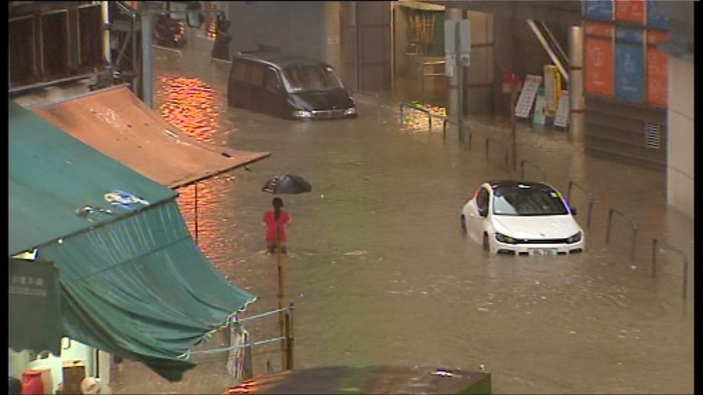 黑雨警告下多處水浸影響交通