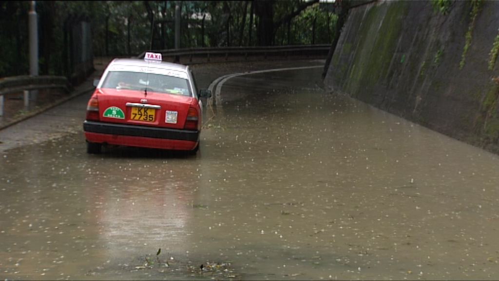 大雨下多區水浸　有的士拋錨