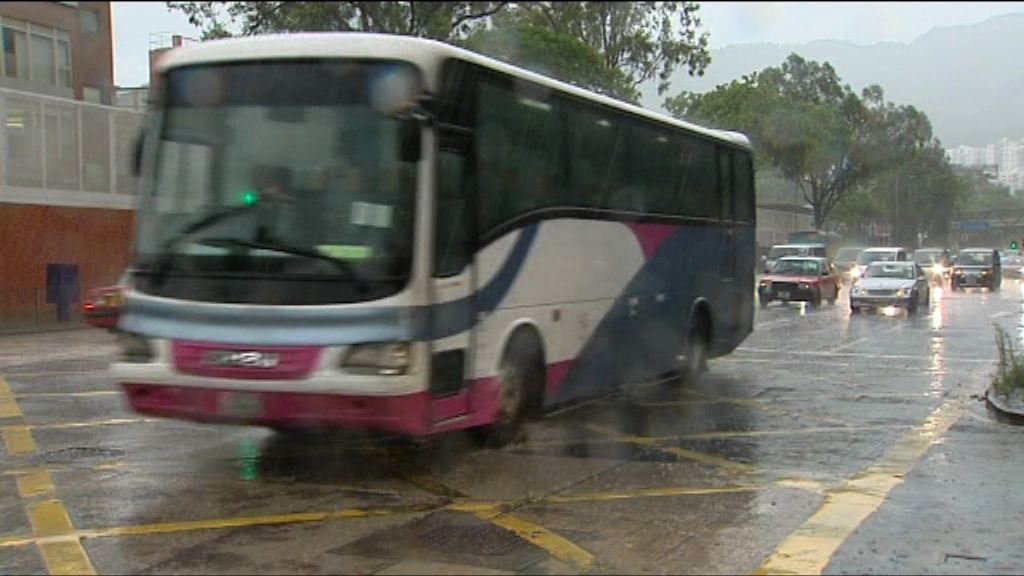 紅雨警告　上午校及全日制學校停課