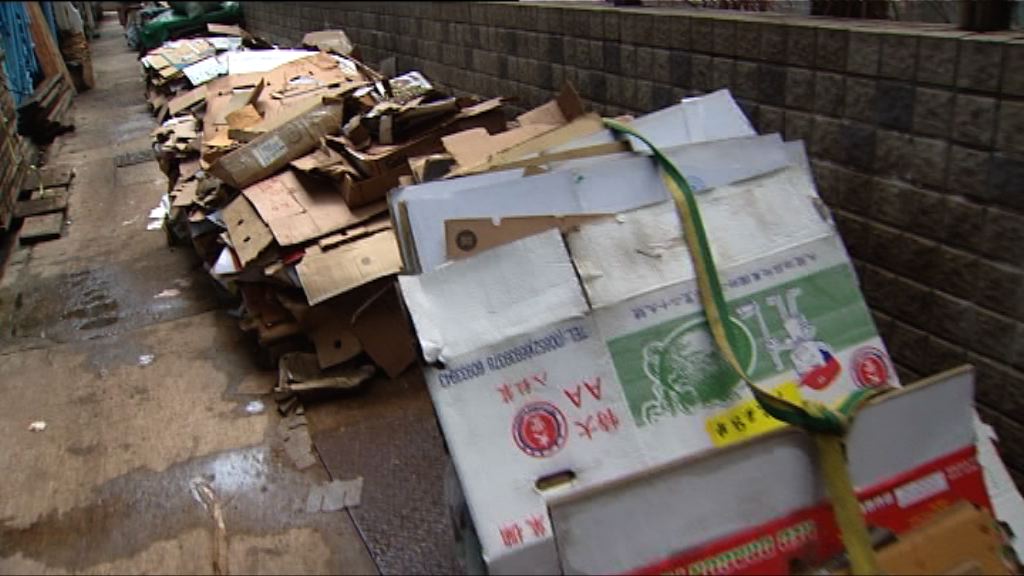 內地停收廢紙　大批紙皮被棄置街上