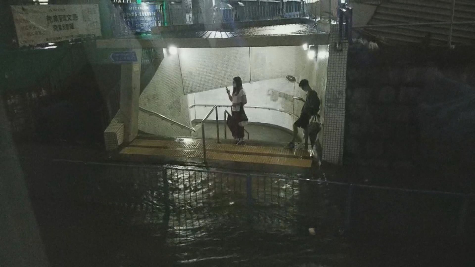 【黑色暴雨】觀塘牛頭角嚴重水浸　有市民被困隧道口