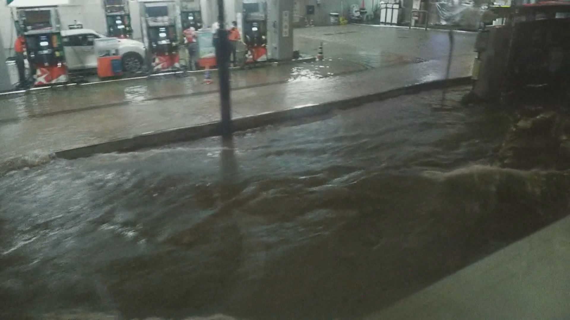 黑色暴雨警告一度生效個多小時　觀塘牛頭角嚴重水浸