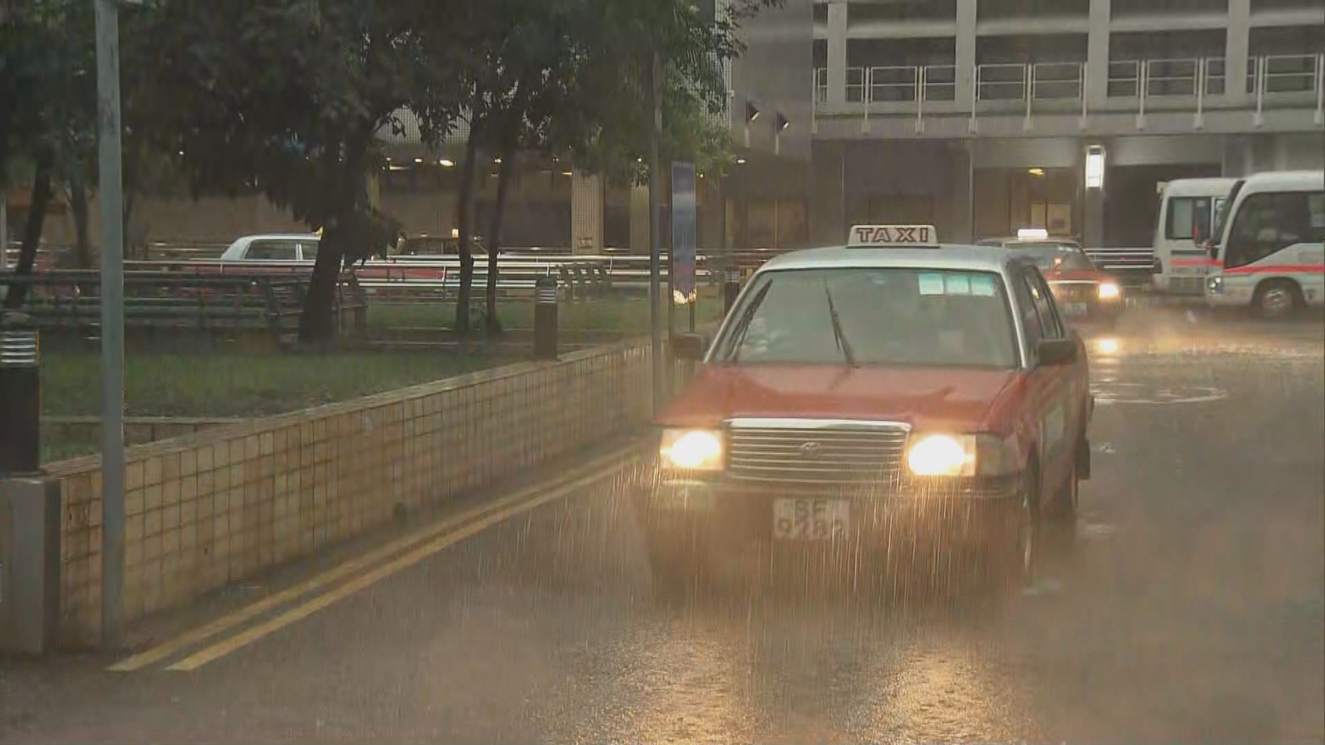 天文台發出紅色暴雨警告信號