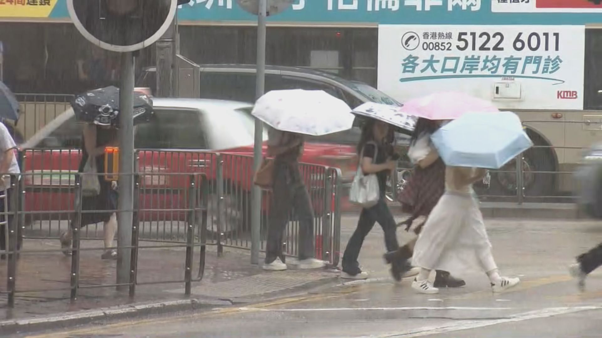 天文台一度發紅色暴雨警告信號　港島、旺角持續大雨