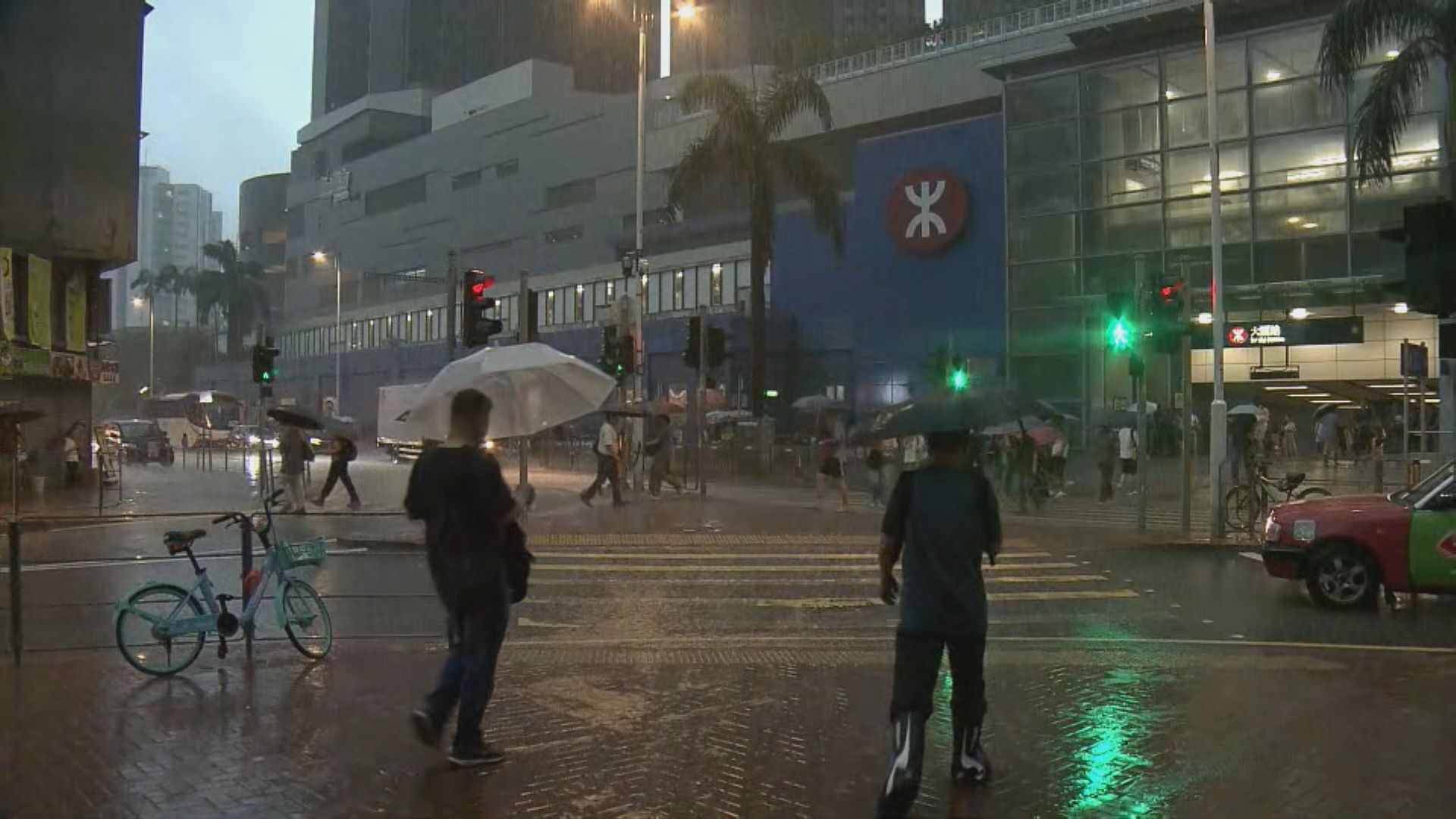 天文台清晨發紅雨警告　上午校及全日制學校停課