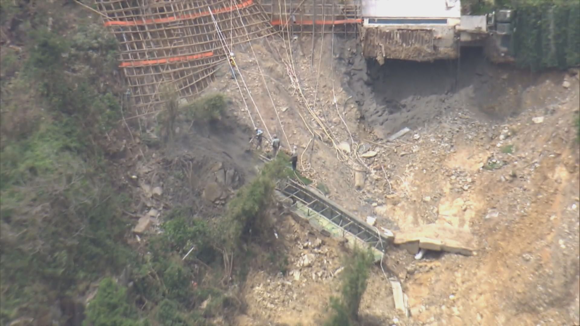 工人於紅山半島斜坡噴漿 防再山泥傾瀉