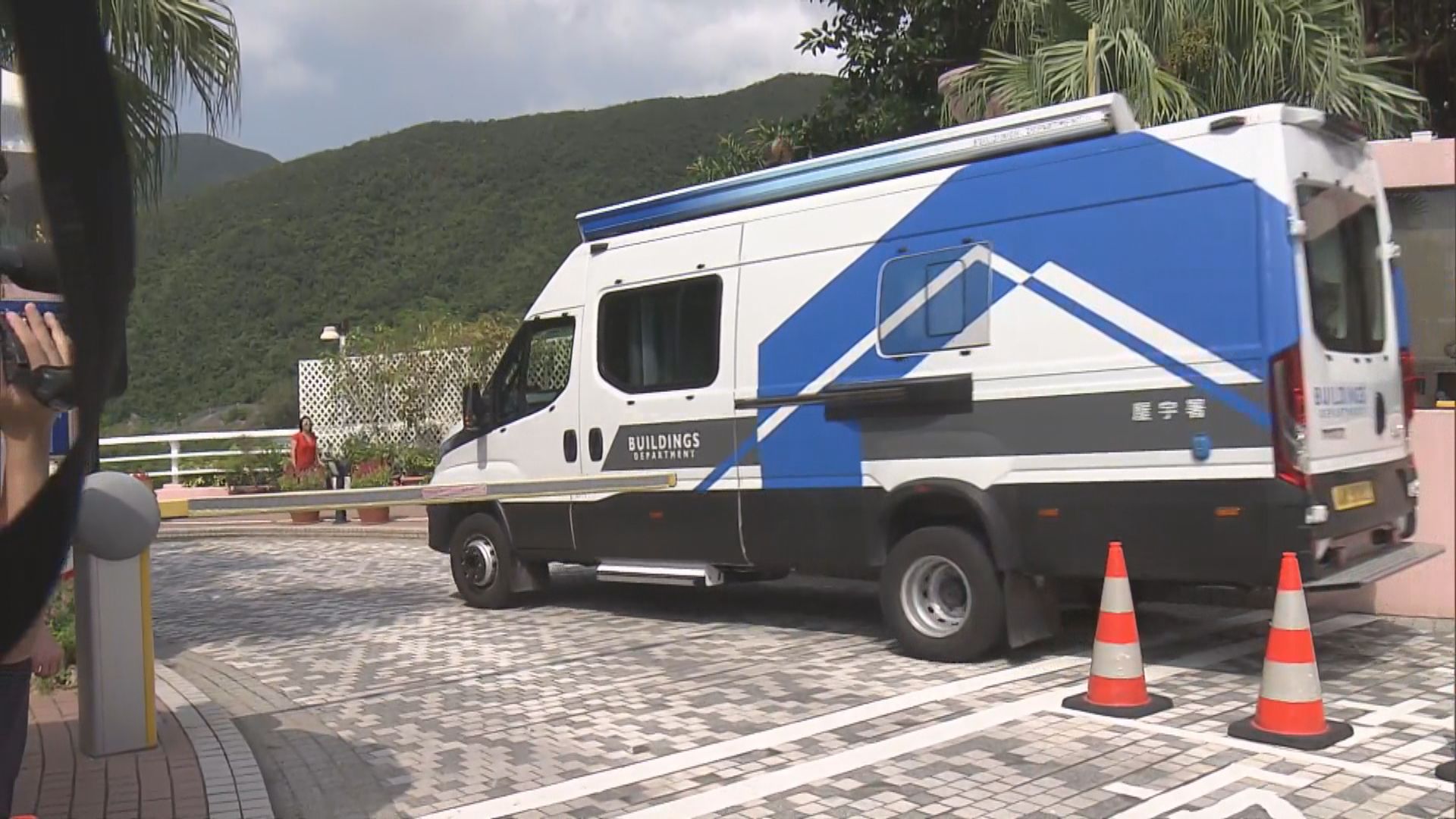 屋宇署及地政總署再派員 到紅山半島僭建屋調查