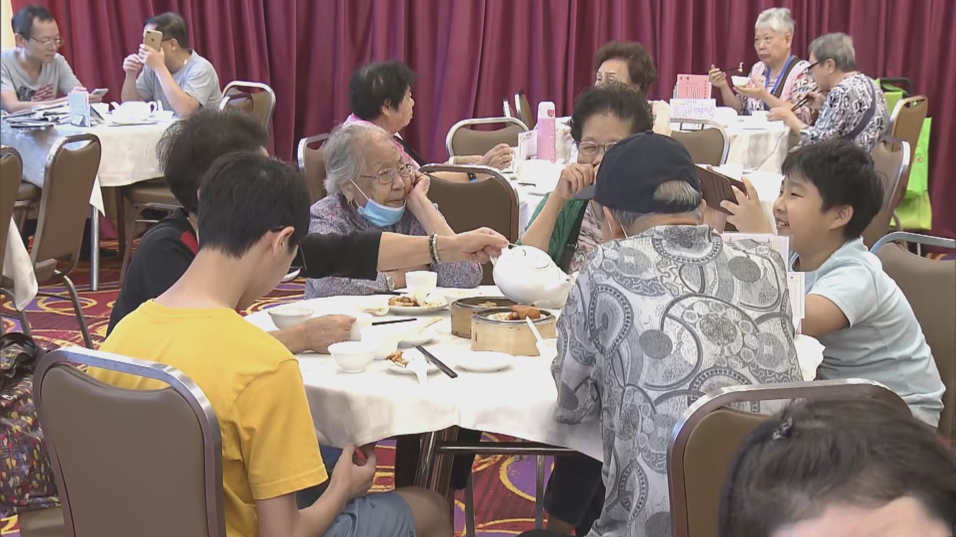食肆每枱人數上限數放寬至八人　有巿民四代同堂飲早茶
