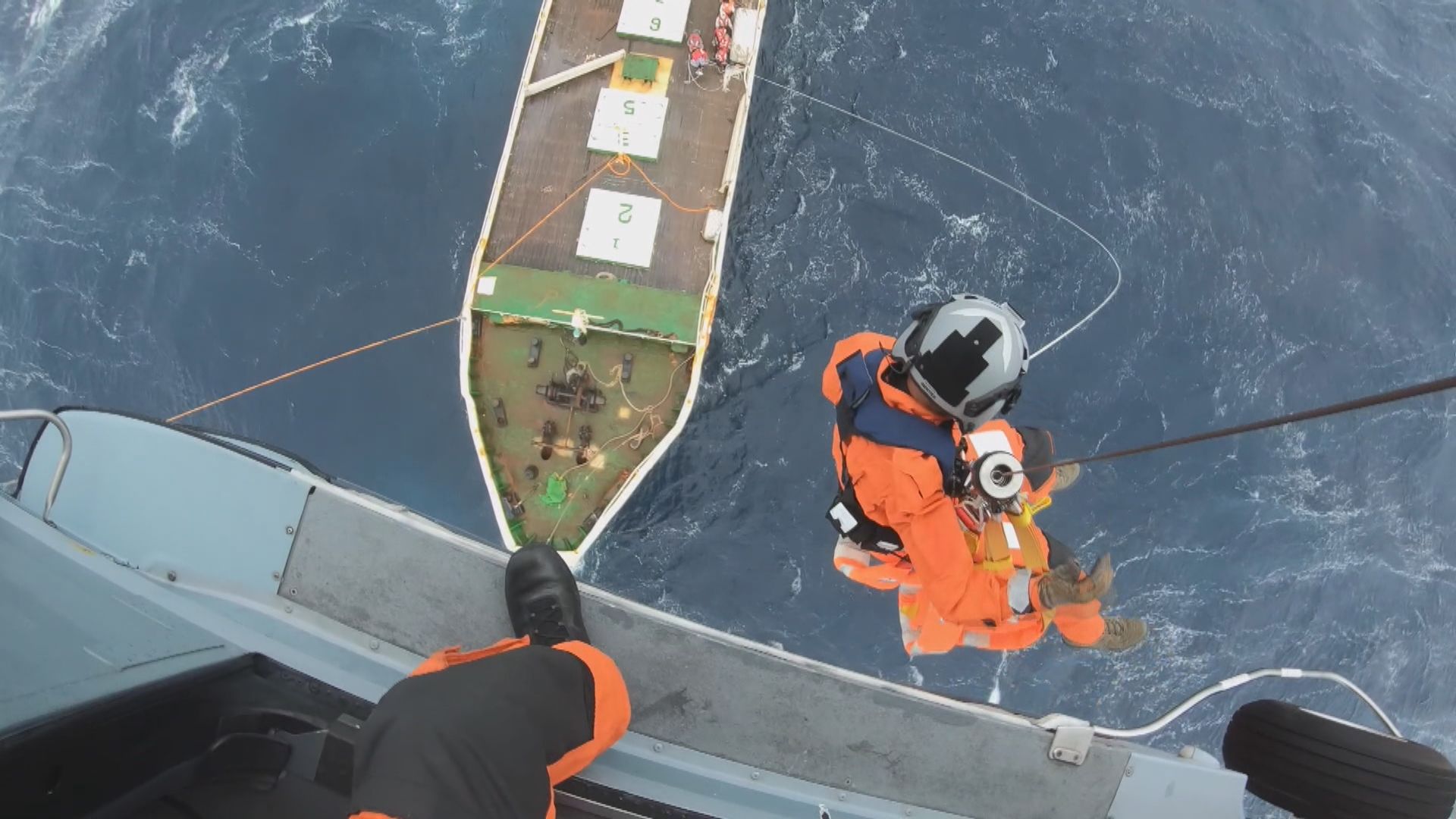 作業船南海發生事故　飛行服務隊救起7名船員