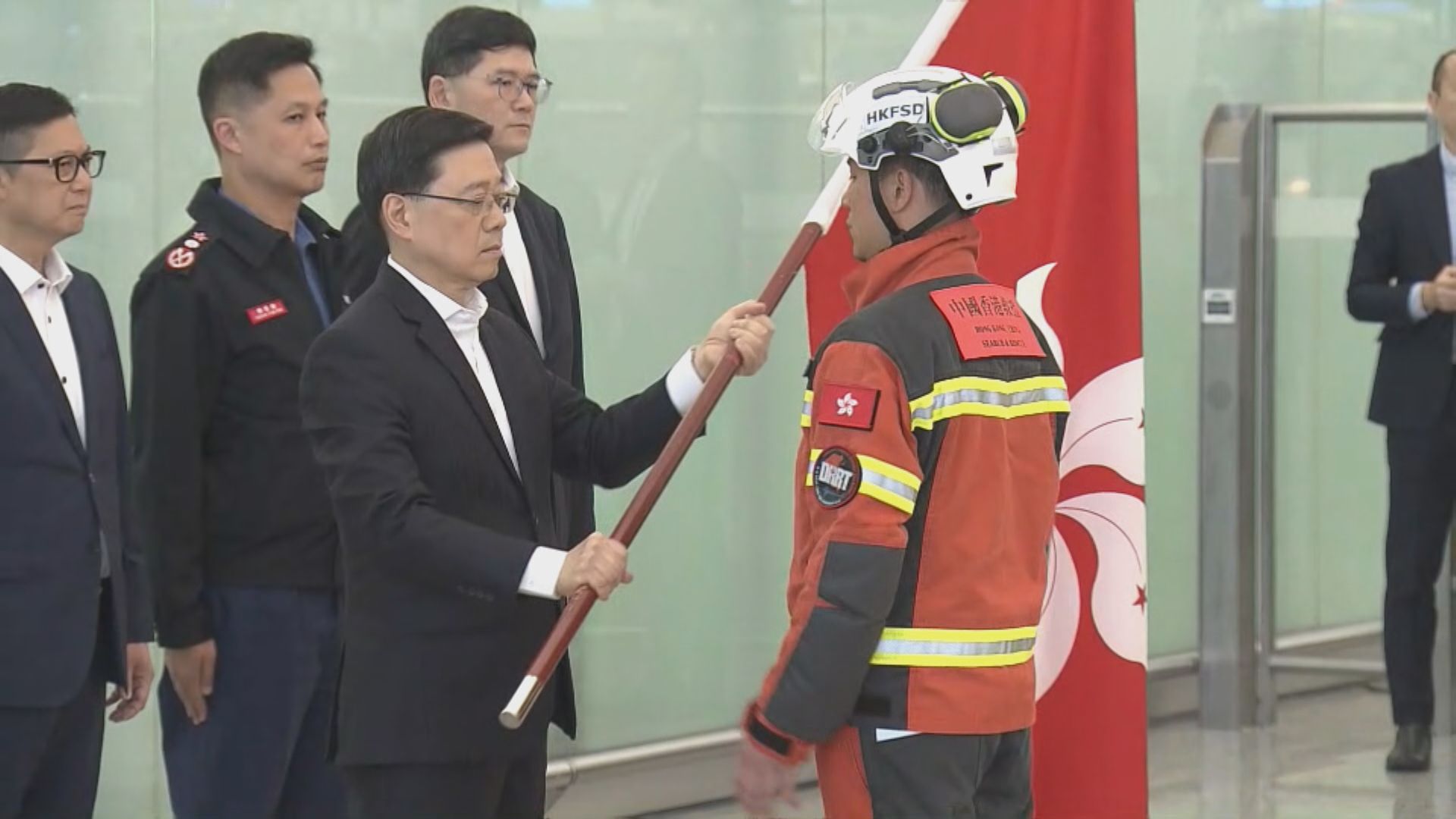 救援隊赴緬甸協助救災　李家超授予區旗