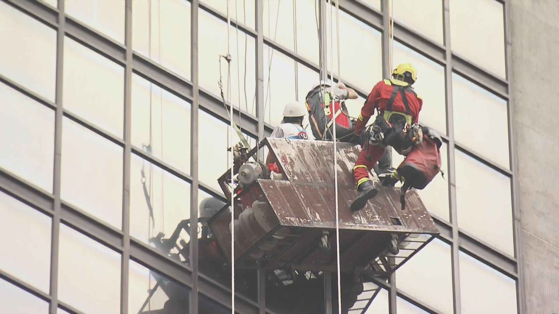 灣仔商廈有吊船傾斜兩人受困　消防游繩拯救