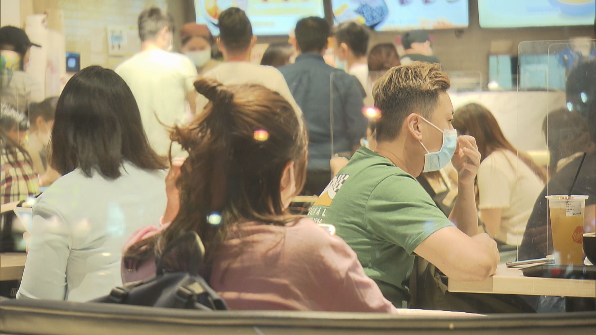 食肆防疫意識鬆懈　晚市爆滿及多於四人一枱