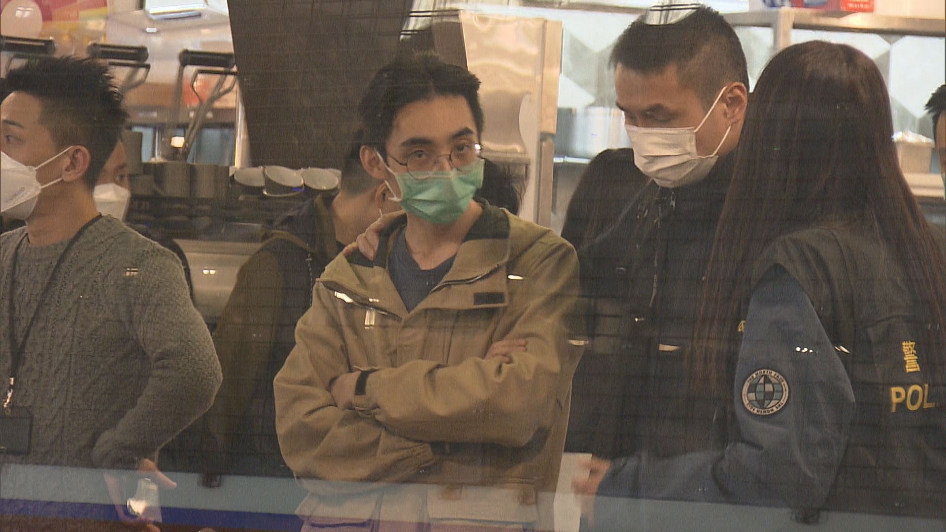 警方搜查旺角食店　帶走兩漢檢武器