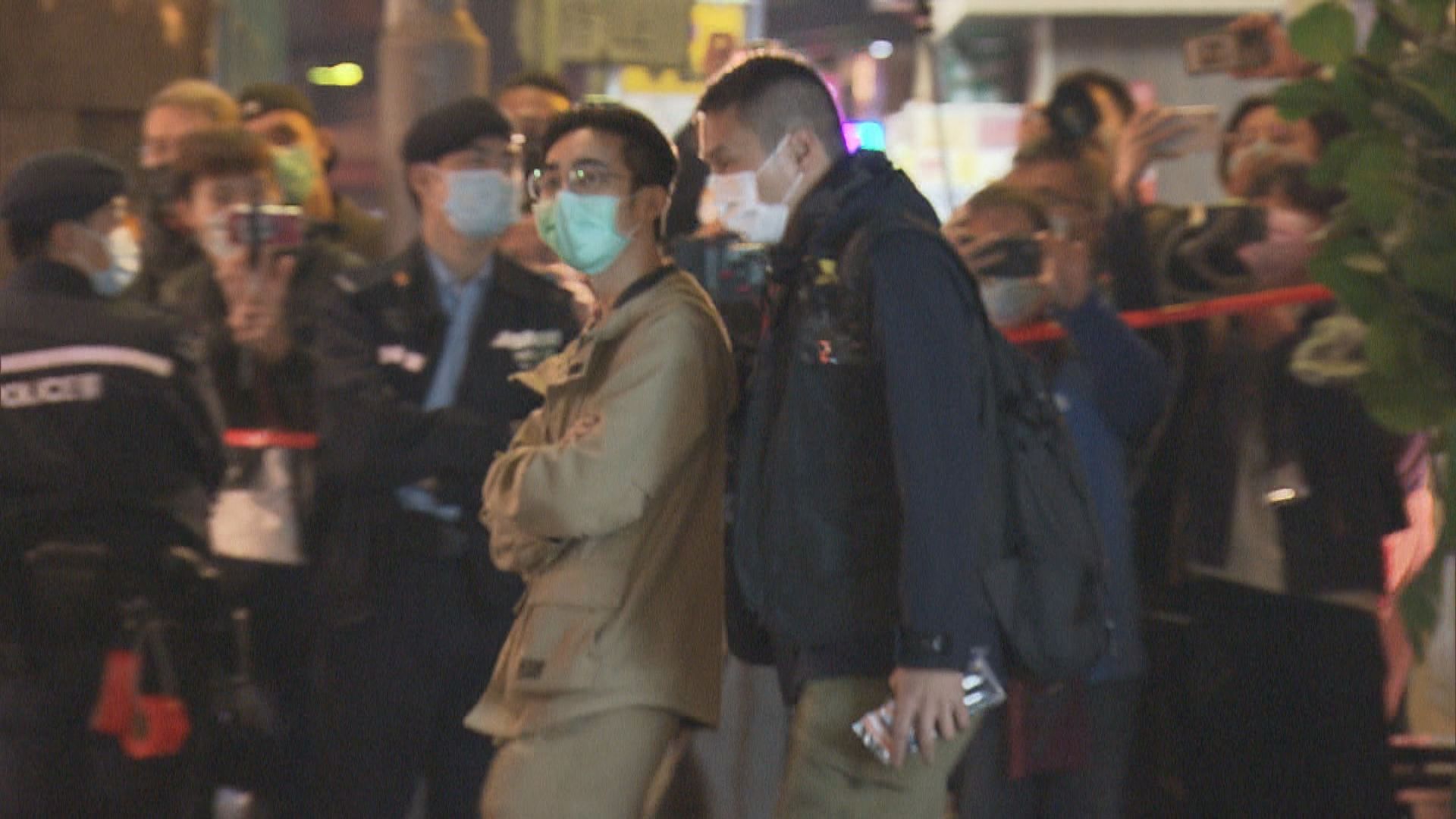 警方搜查旺角食店並檢武器　被捕負責人：部分物品其他人留下