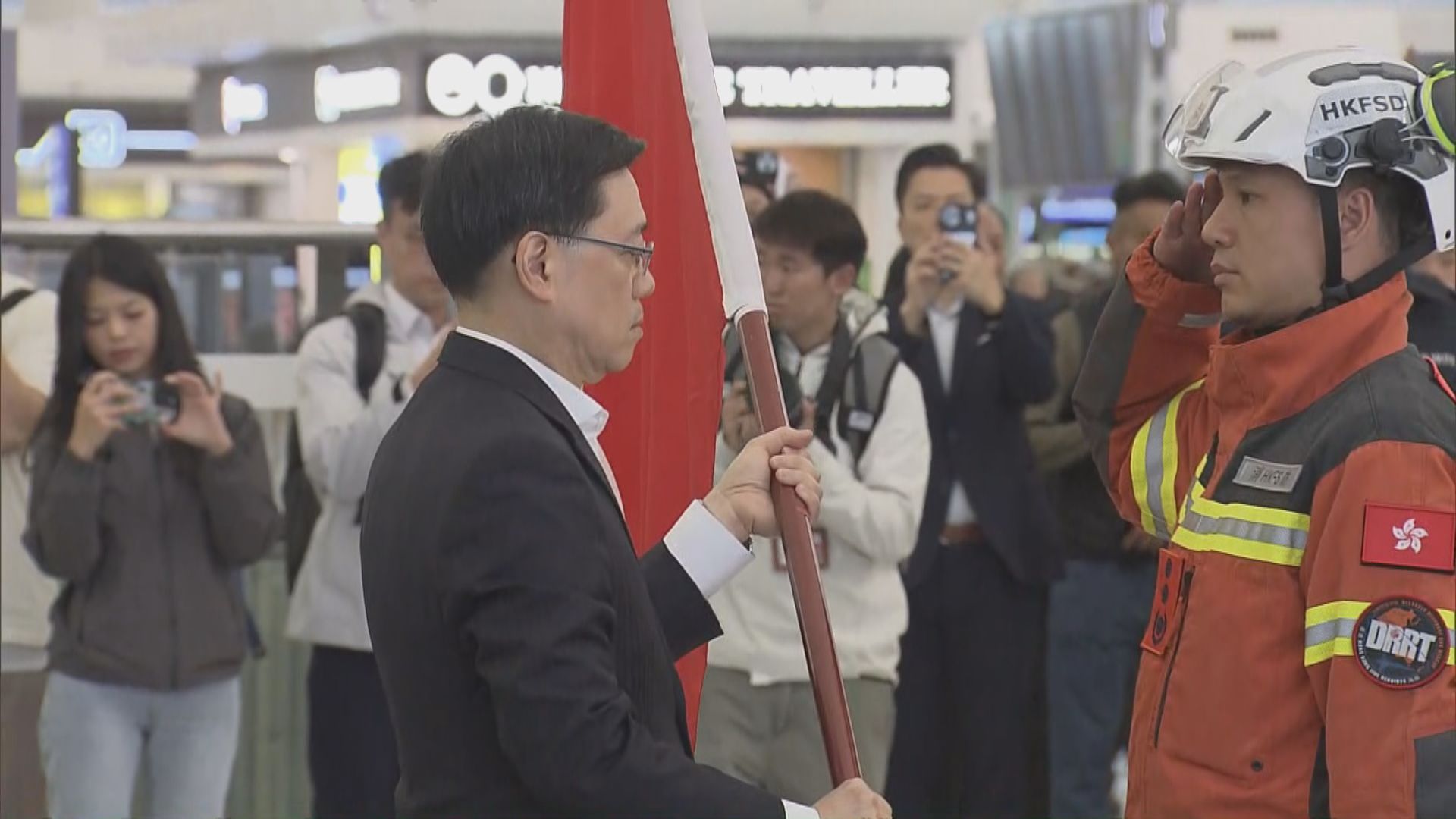 51人救援隊赴緬甸協助救災　李家超授予區旗