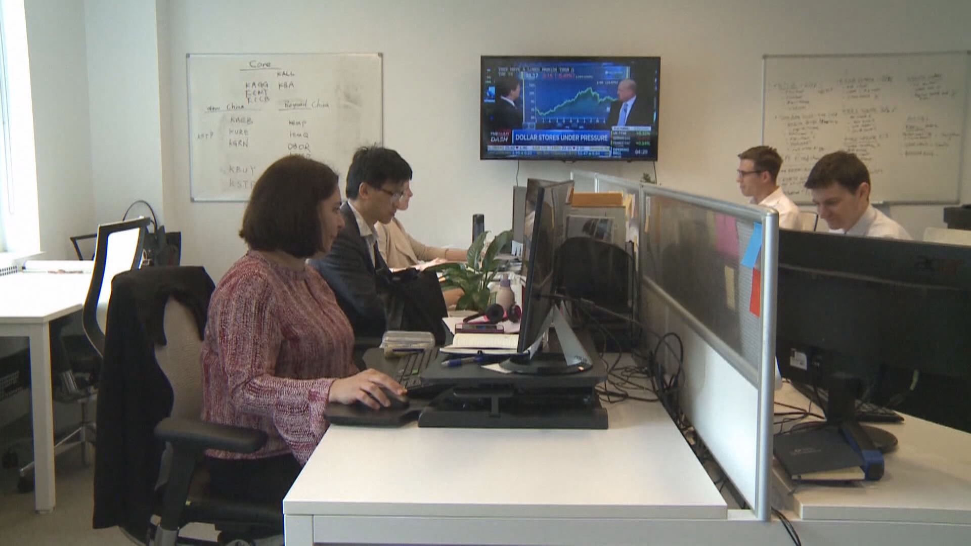 現貨金升穿1600美元　油價升逾4%