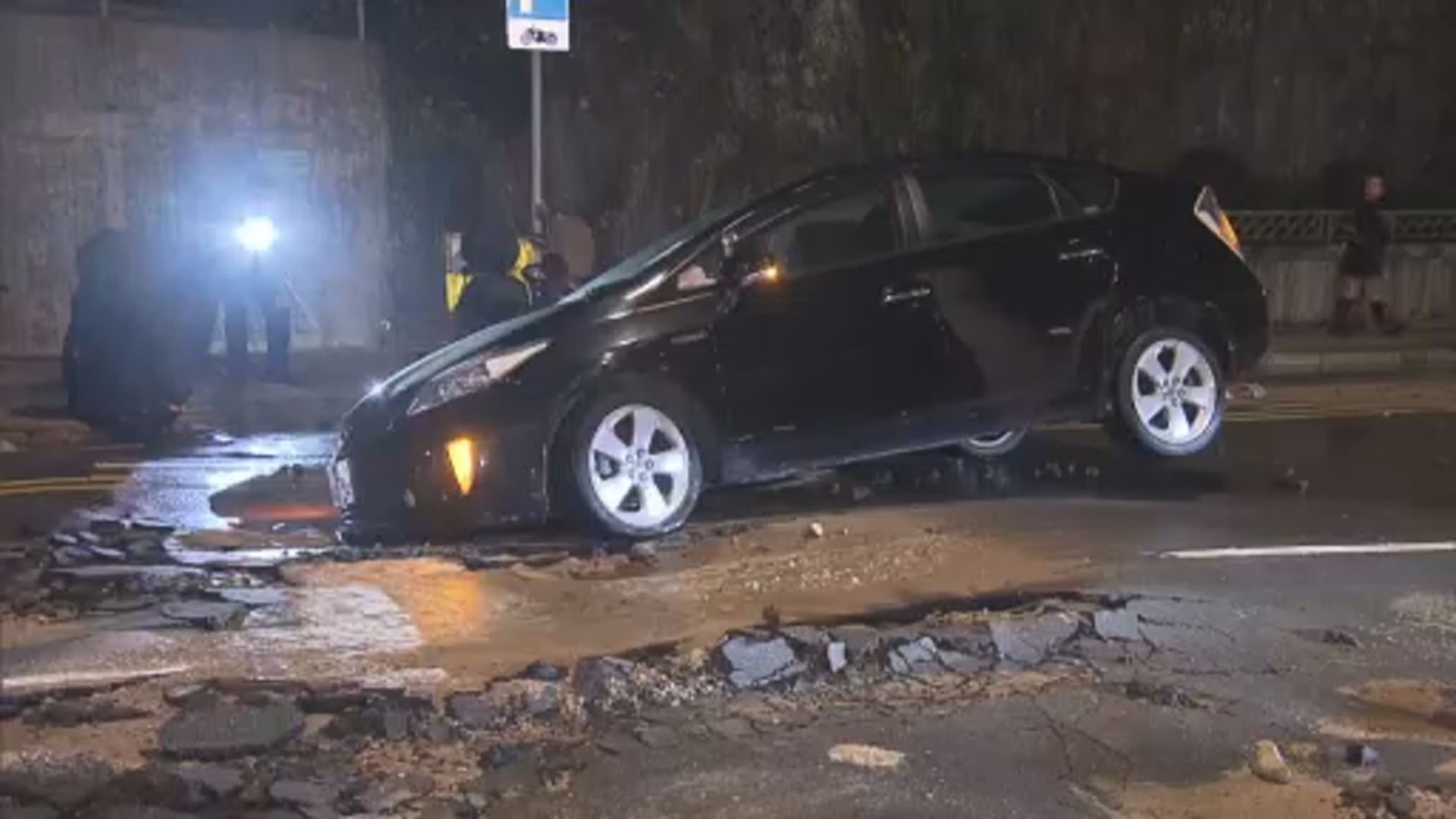 香港仔路陷有私家車被困