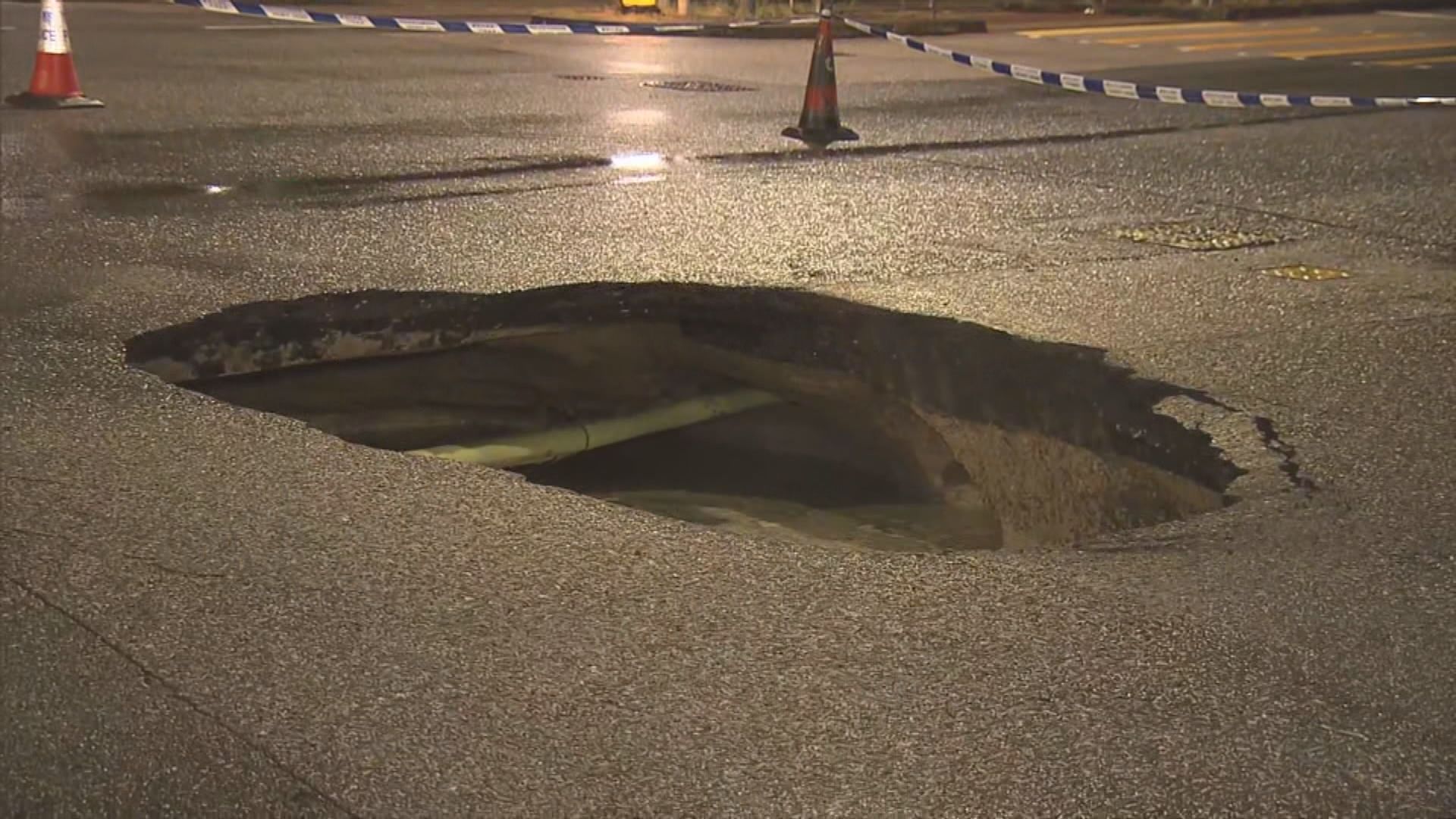 深水埗有路面下陷部分道路封閉