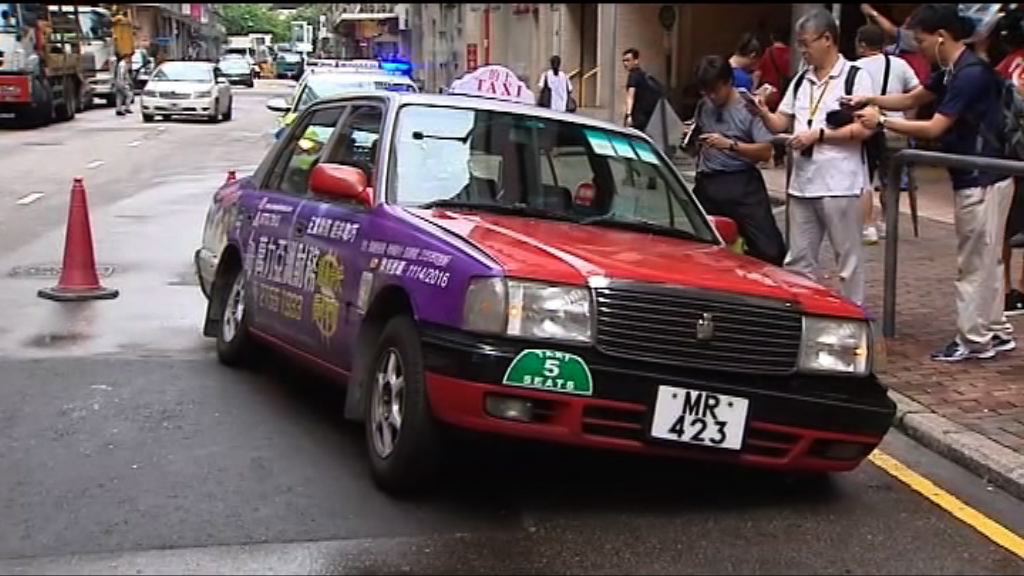 長沙灣有路面下陷　的士一度被困