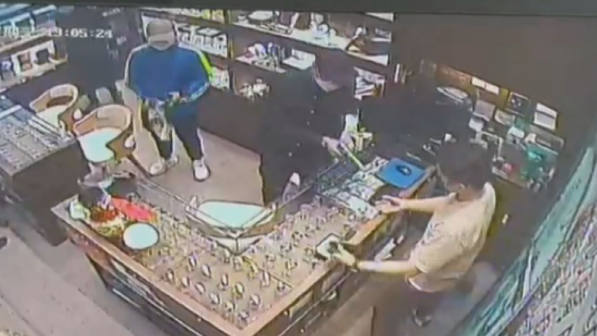 警方就銅鑼灣表行劫案起回部分贓物　六名涉案男子被捕