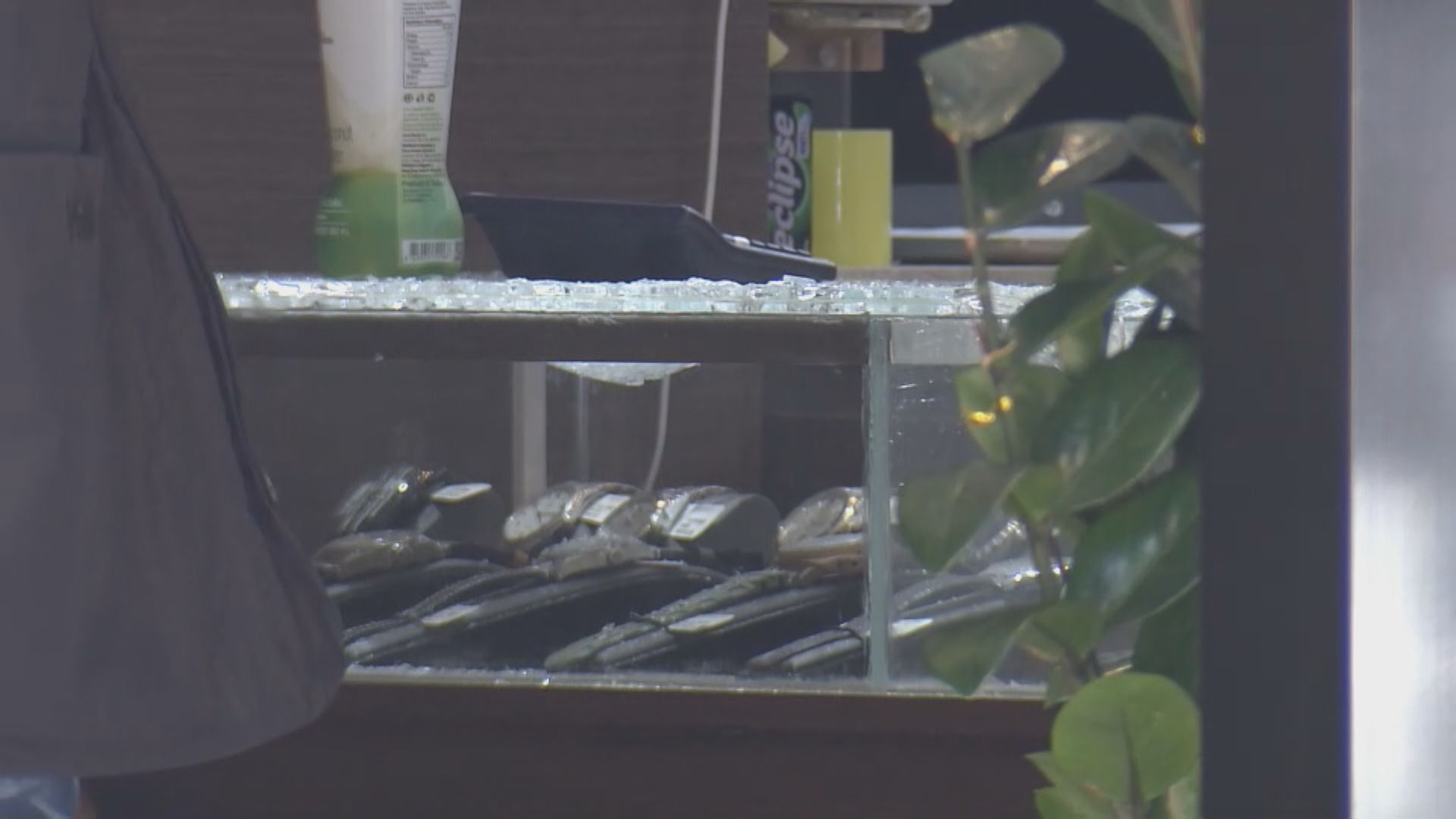 尖沙咀麼地道表行疑被數人持刀錘搶劫