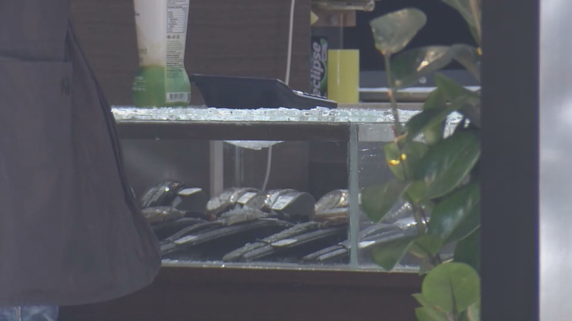 尖沙咀表行疑被數人持刀錘搶劫